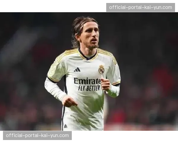 特写镜头：38岁的莫德里奇替补登场，用精准长传策动绝杀进攻