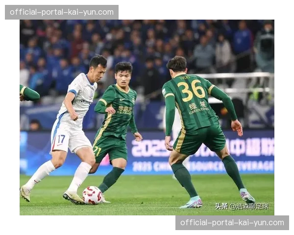 【2026年4月中超联赛·赛中·花絮比赛花絮:上海申花利用战术角球快发,制造对手禁区混乱 【2026年4月中超联赛·赛中·花絮比赛花絮:上海申花利用战术角球快发,制造对手禁区混乱